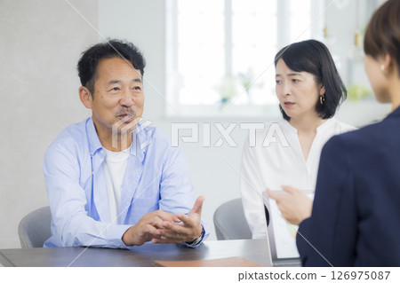 一對中年夫婦正在開會 一對中年夫婦正在開會 126975087