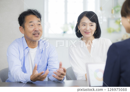 A middle-aged couple having a meeting 126975088