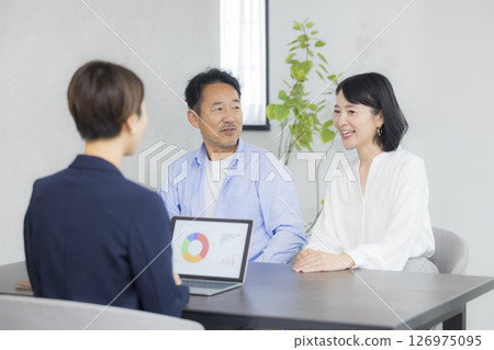 一對中年夫婦正在開會 126975095