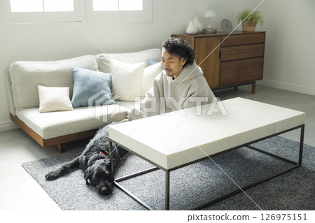 男人和他的狗一起放鬆 126975151