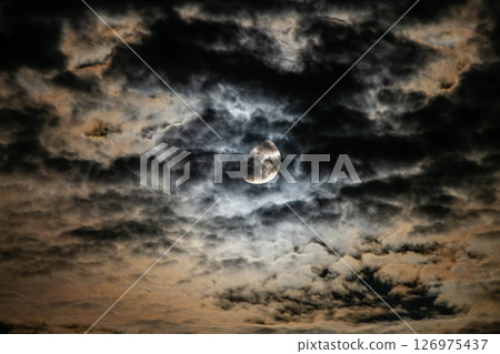 月亮漂浮在漆黑的夜晚 月亮漂浮在漆黑的夜晚 126975437