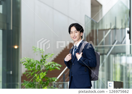 年輕的商人在辦公室工作。照片由Sky Perfect Tokyo Media Center提供。 年輕的商人在辦公室工作。照片由Sky Perfect Tokyo Media Center提供。 126975662