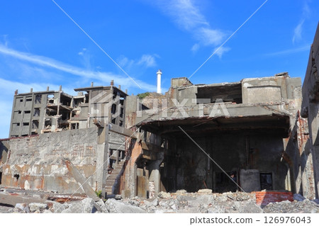 從軍艦島（端島）第三瞭望台看到的煤礦設施和高層公寓的遺址 126976043