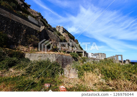 從軍艦島第一瞭望台眺望煤礦設施 從軍艦島第一瞭望台眺望煤礦設施 126976044