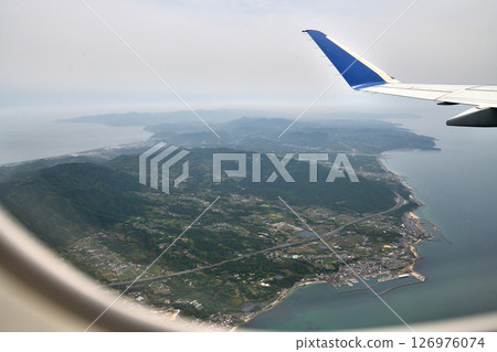 飛機上看到的景色：從神戶機場起飛，飛越淡路島北淡路交流道 126976074
