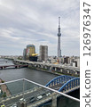 墨田河上的永代橋和天空樹 126976347