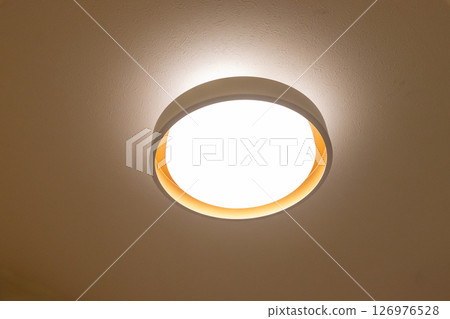 安裝在房間天花板上的圓形燈 126976528