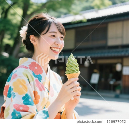 身著和服的女子正在享用宇治抹茶冰淇淋 | 京都嵐山的夏日景色 身著和服的女子正在享用宇治抹茶冰淇淋 | 京都嵐山的夏日景色 126977052