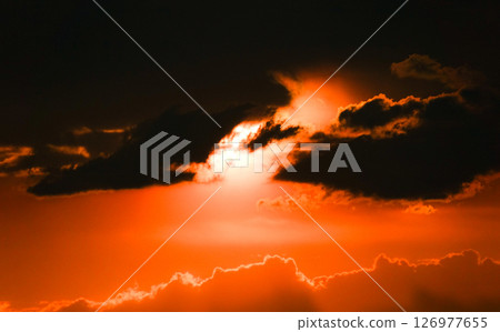 傍晚天空和雲彩變成紅色的神秘影像 126977655