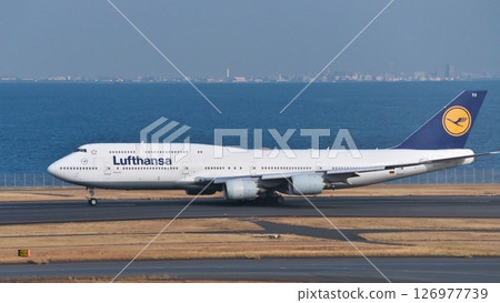 一架德國漢莎航空的客機從羽田機場C跑道起飛。 一架德國漢莎航空的客機從羽田機場C跑道起飛。 126977739