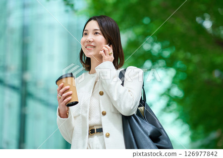 微笑著說話的女人 126977842