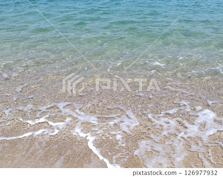 The clear sea where you can hear the sound of the waves 126977932