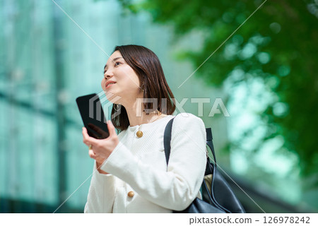 智能手機在戶外的女人 126978242
