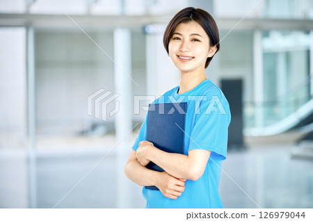 在設施工作的年輕女性護理人員 126979044