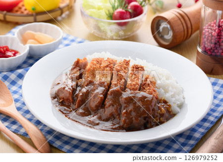 咖哩豬排:正宗咖哩飯,配上香氣撲鼻的豬排和濃鬱美味的肉醬 咖哩豬排:正宗咖哩飯,配上香氣撲鼻的豬排和濃鬱美味的肉醬 126979252