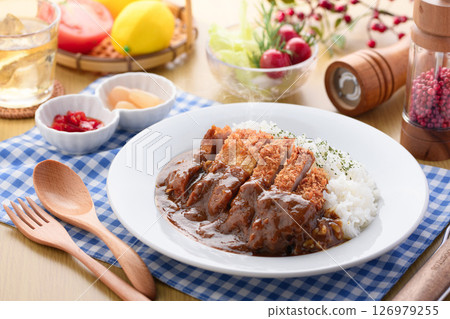 咖哩豬排：正宗咖哩飯，配上香氣撲鼻的豬排和濃鬱美味的肉醬 126979255