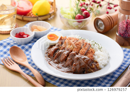 咖哩豬排:正宗咖哩飯,配上香氣撲鼻的豬排和濃鬱美味的肉醬 咖哩豬排:正宗咖哩飯,配上香氣撲鼻的豬排和濃鬱美味的肉醬 126979257