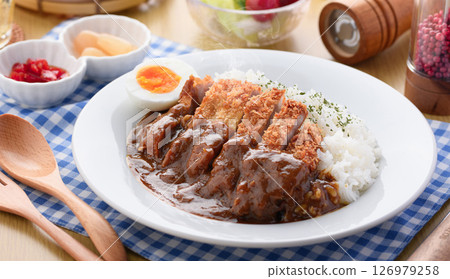 咖哩豬排:正宗咖哩飯,配上香氣撲鼻的豬排和濃鬱美味的肉醬 咖哩豬排:正宗咖哩飯,配上香氣撲鼻的豬排和濃鬱美味的肉醬 126979258