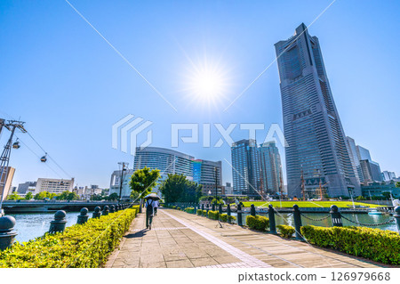 日本橫濱的街景，夏日般的陽光…港區一號橋、橫濱地標塔等的景色=6月5日 126979668