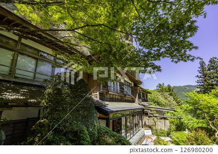 四國88所寺廟中第45所，愛媛郡久萬高原町經堂岩屋寺 126980200