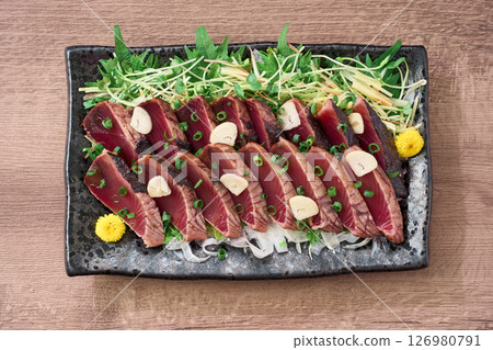 佐料豐富的鰹魚片 佐料豐富的鰹魚片 126980791