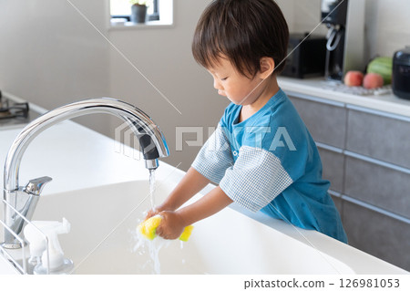 孩子在廚房幫忙做家事 126981053