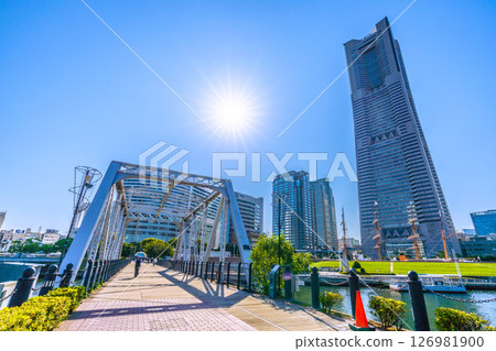 日本橫濱的街景,夏日般的陽光…港區一號橋、橫濱地標塔等的景色=6月5日 日本橫濱的街景,夏日般的陽光…港區一號橋、橫濱地標塔等的景色=6月5日 126981900
