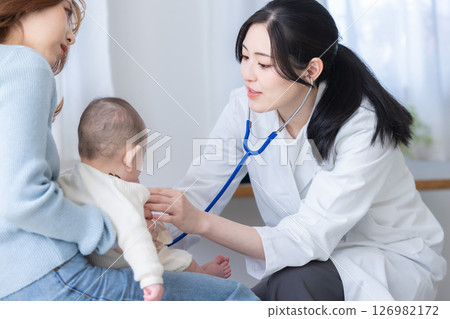 嬰兒正在接受檢查 126982172
