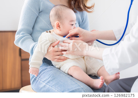 嬰兒正在接受檢查 126982175