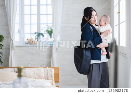 寶貝和媽媽 126982178