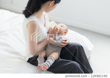 母親給她的孩子牛奶 126982180