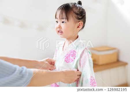 一名2歲女孩穿著浴衣。兒童浴衣穿法 126982195