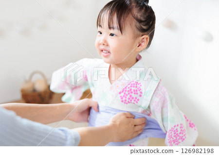 一名2歲女孩穿著浴衣。兒童浴衣穿法 126982198