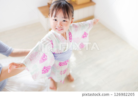 一名2歲女孩穿著浴衣。兒童浴衣穿法 126982205