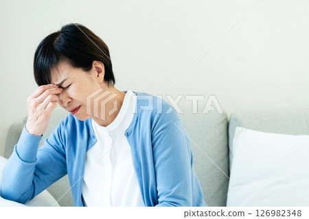 中年婦女頭痛 126982348