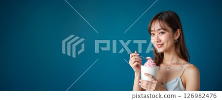 夏日女性享用粉紅軟冰淇淋 夏日女性享用粉紅軟冰淇淋 126982476