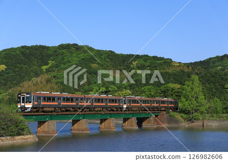 Kiha 75系列列車穿越三宮線鐵路橋 126982606