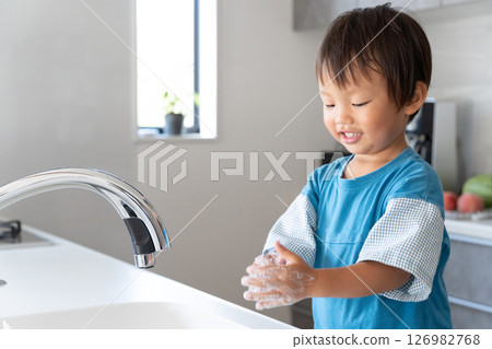 孩子在廚房洗手 126982768