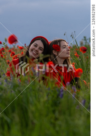 Women in Red in a Poppy Field Women in Red in a Poppy Field 126982998