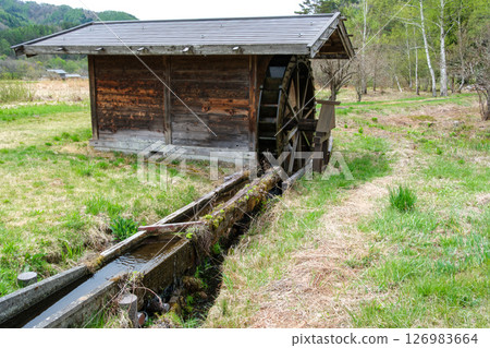 旋轉的水車 126983664