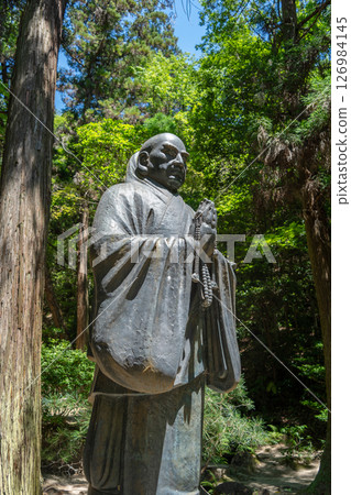Bronze monk statues at Mitaki-Dera temple in Hiroshima, Japan 126984145
