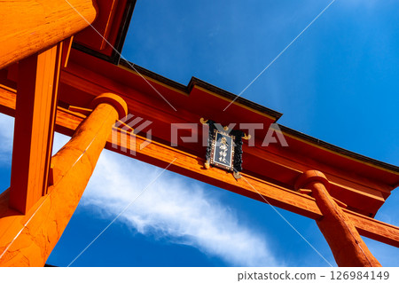 Close-up view of the famous Itsukushima shrine red torii gate in Miyajima, Japan 126984149