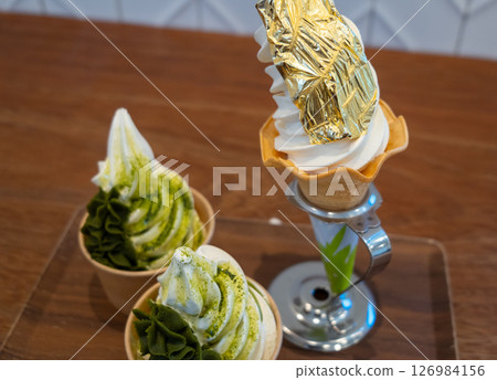 Traditional Japanese gold leaf and matcha ice cream in Kanazawa 126984156