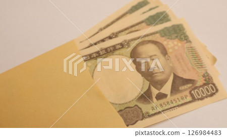 信封裡有一張10,000日元的鈔票 信封裡有一張10,000日元的鈔票 126984483