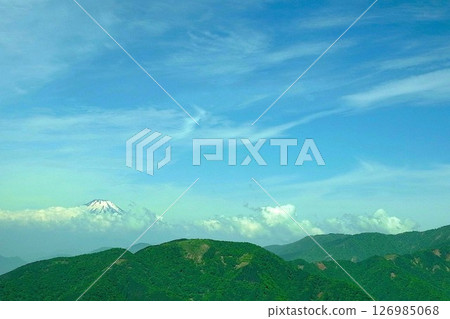 丹澤山脈外的雲層中隱約可見富士山 126985068