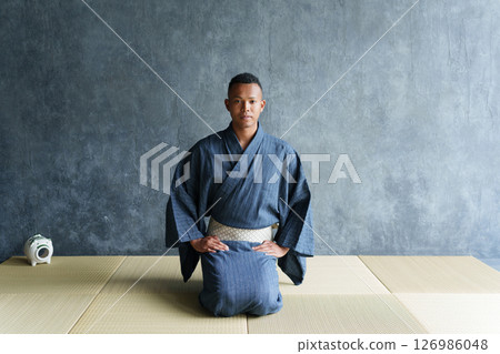 Foreign tourists sitting upright in yukata 126986048