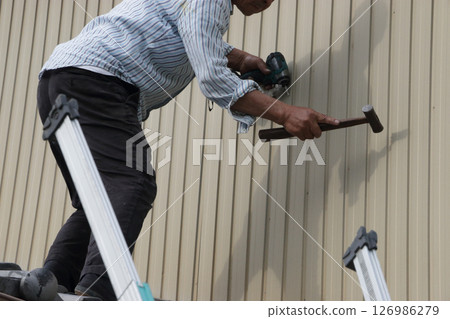 修復老房子裡剝落的錫牆 126986279