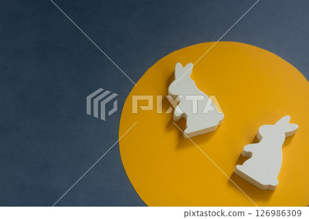 滿月－兔子在月球上玩耍 126986309