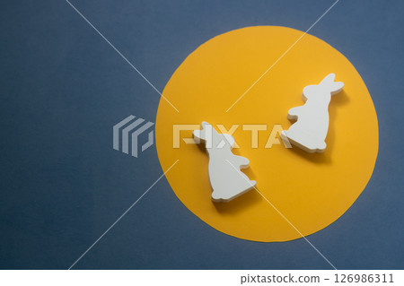 滿月－兔子在月球上玩耍 126986311