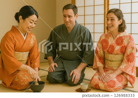 一對外國情侶體驗茶道（男的腿麻了，女的笑了） 126988333